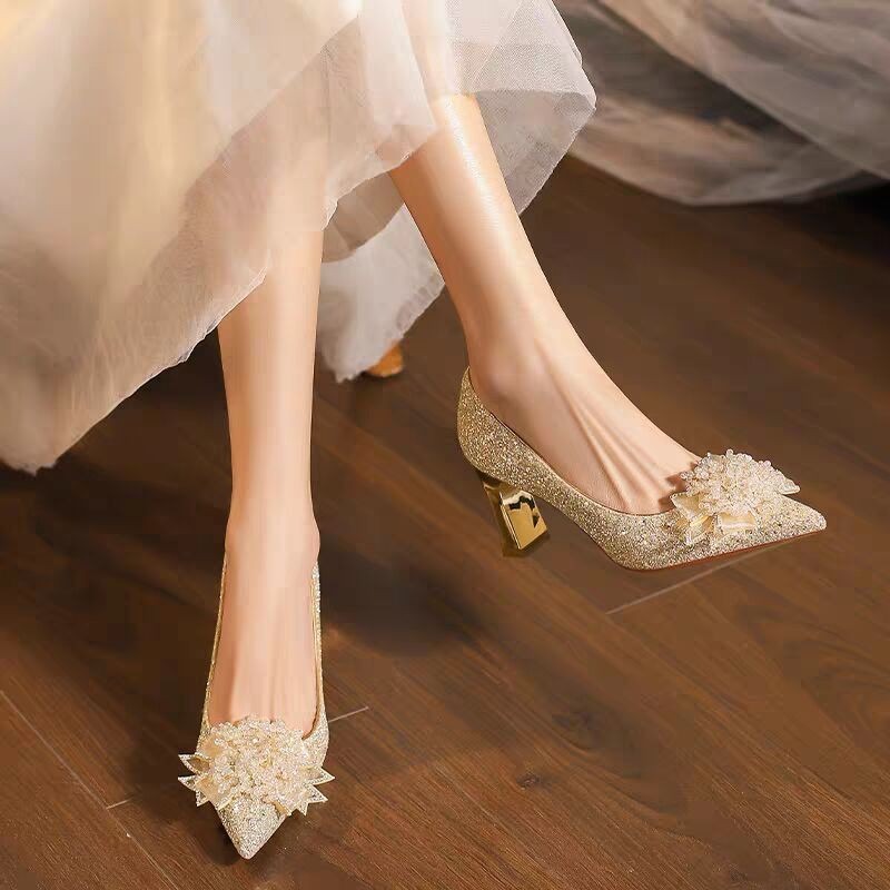 Pump Heel Block - รองเท้าส้นตึกประดับดอกไม้คริสตัล ปลายแหลม สวมใส่ง่าย สไตล์แฟชั่น