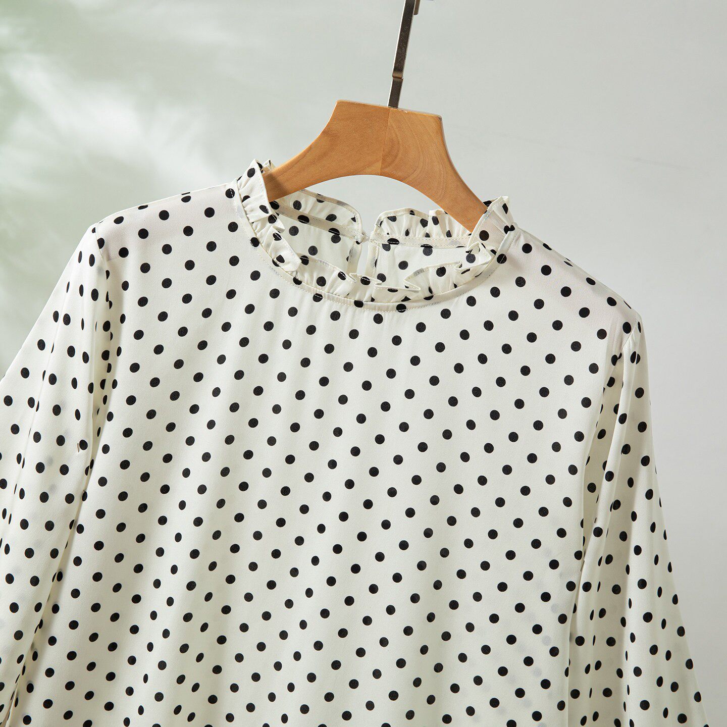 Silk Blouse - วินสเล็ตเตอร์-93% ผ้าไหม 7% สแปนเด็กซ์ เสื้อเชิ้ตหรูหรา พิมพ์ลายจุดระบาย
